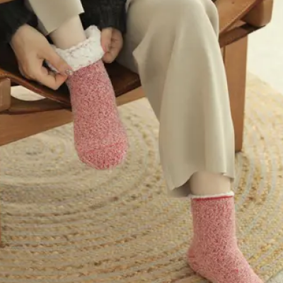 寒い夜にはルームソックスが1番です！！