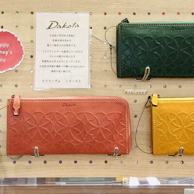 母の日の贈り物に♪ ダコタのお財布👛