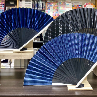 「涼やかな風を携えて」　扇子入荷しております