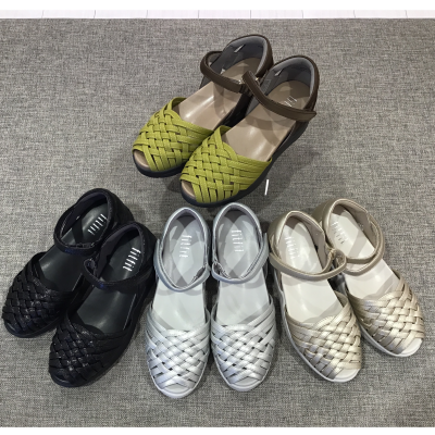つま先もかかともさりげなく隠すサンダル👡