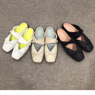 足を包みこむフラットミュールが登場！