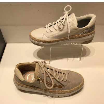 季節感あふれる上品スニーカー登場