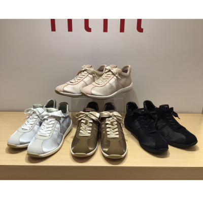 見た目すっきり、履き心地ゆったり、もっちりスニーカー❗️