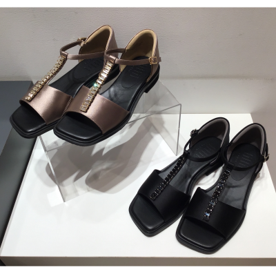 計算されたTストラップサンダル👡